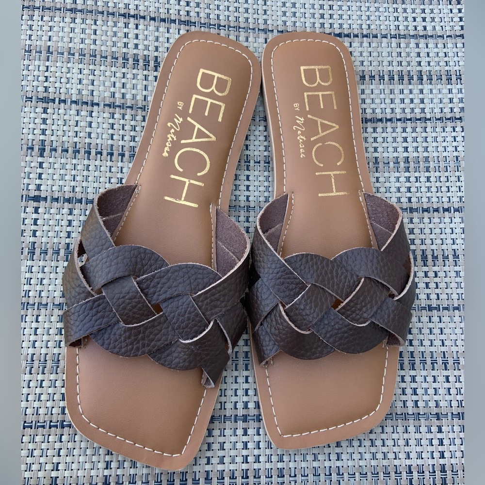 NWOT beach by Matisse slip on sandal. Size 9